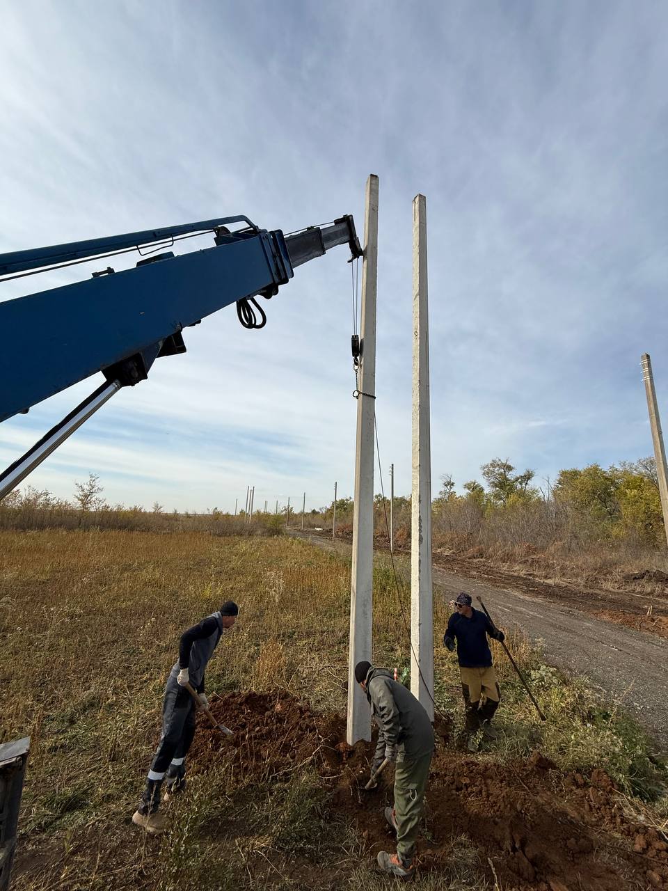 Установка столбов для забора и опор ЛЭП ямобуром